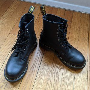 1460 Smooth Leather Lace Up Dr. Martens - Barely Worn